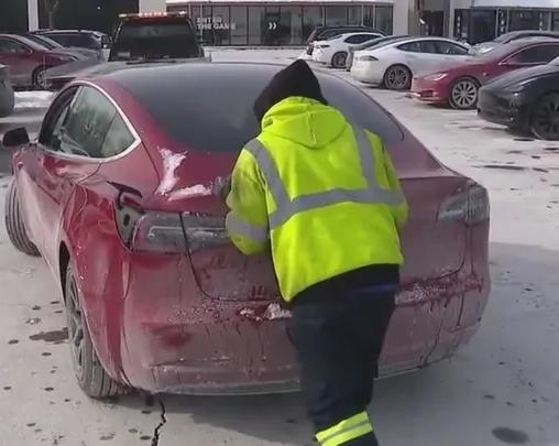 Автомобили Tesla не смогли зарядиться на станциях города Чикаго из
