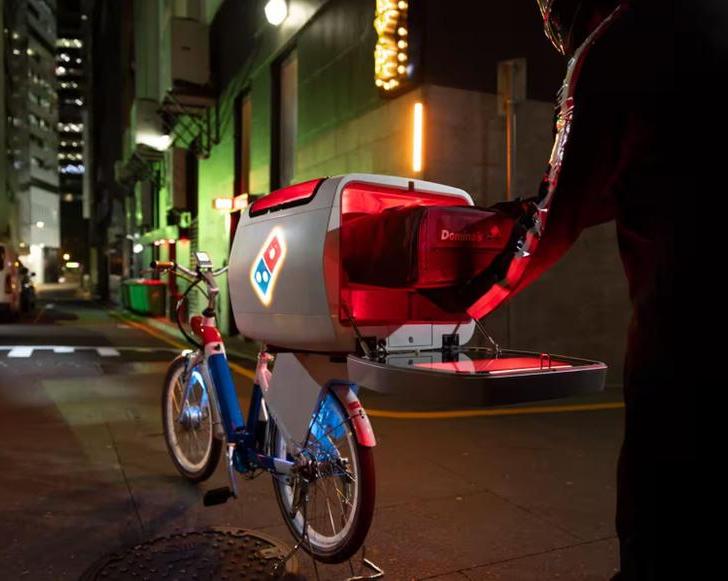 Domino’s Pizza представила электровелосипеды с печью. Но не для России?